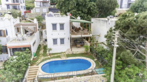Summer Private Villa with Garden and Private Pool, Within Walking Distance to the Sea in Bodrum Gumusluk
